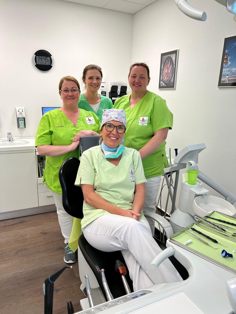 Vier Teammitglieder im Behandlungszimmer der Praxis