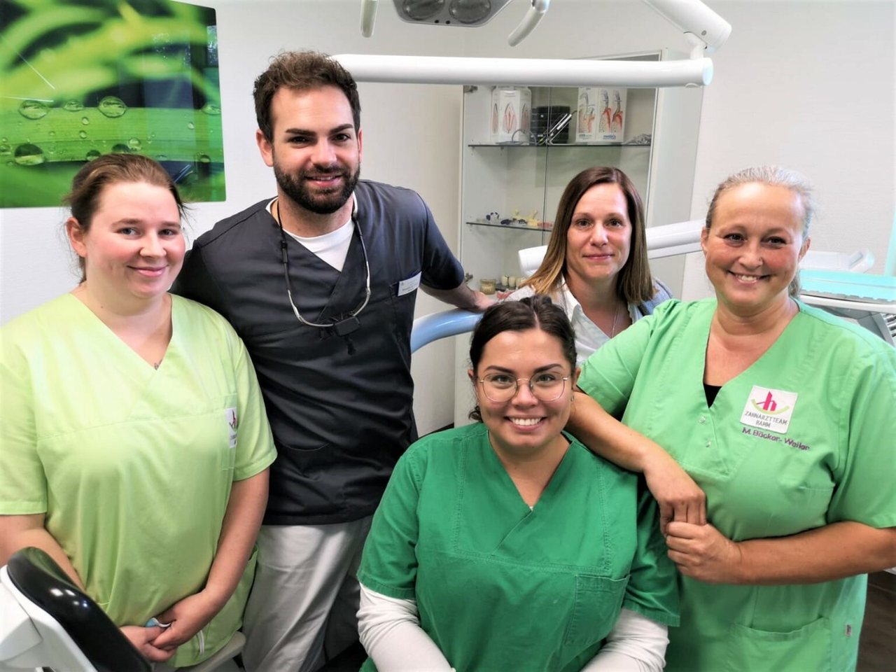 Das Team des Zahnarztteams Hamm im Behandlungszimmer