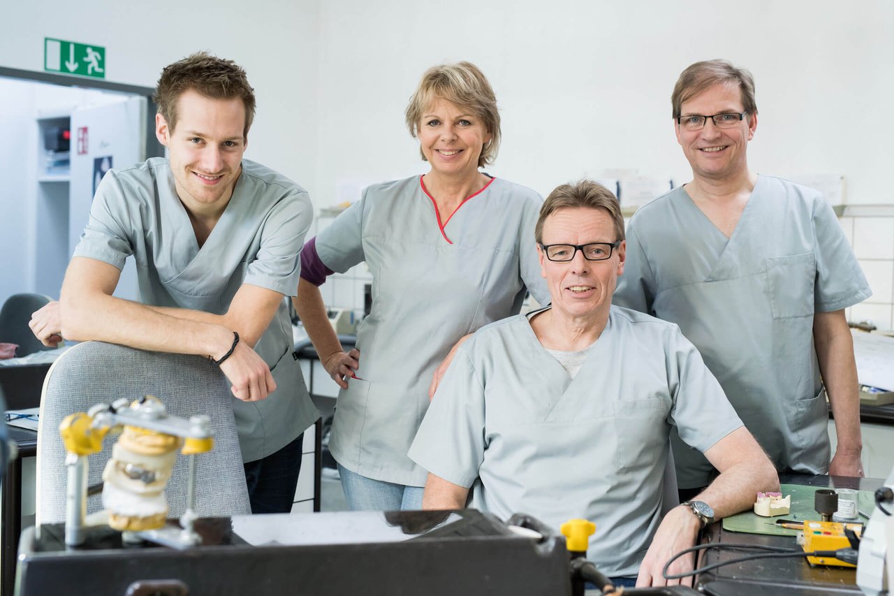 Das Behandlerteam des Zahnarztteams Hamm im Behandlungszimmer