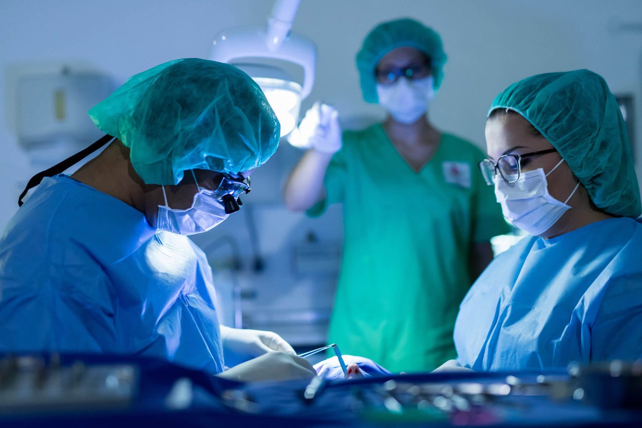 Behandlerteam bei einem oralchirurgischen Eingriff