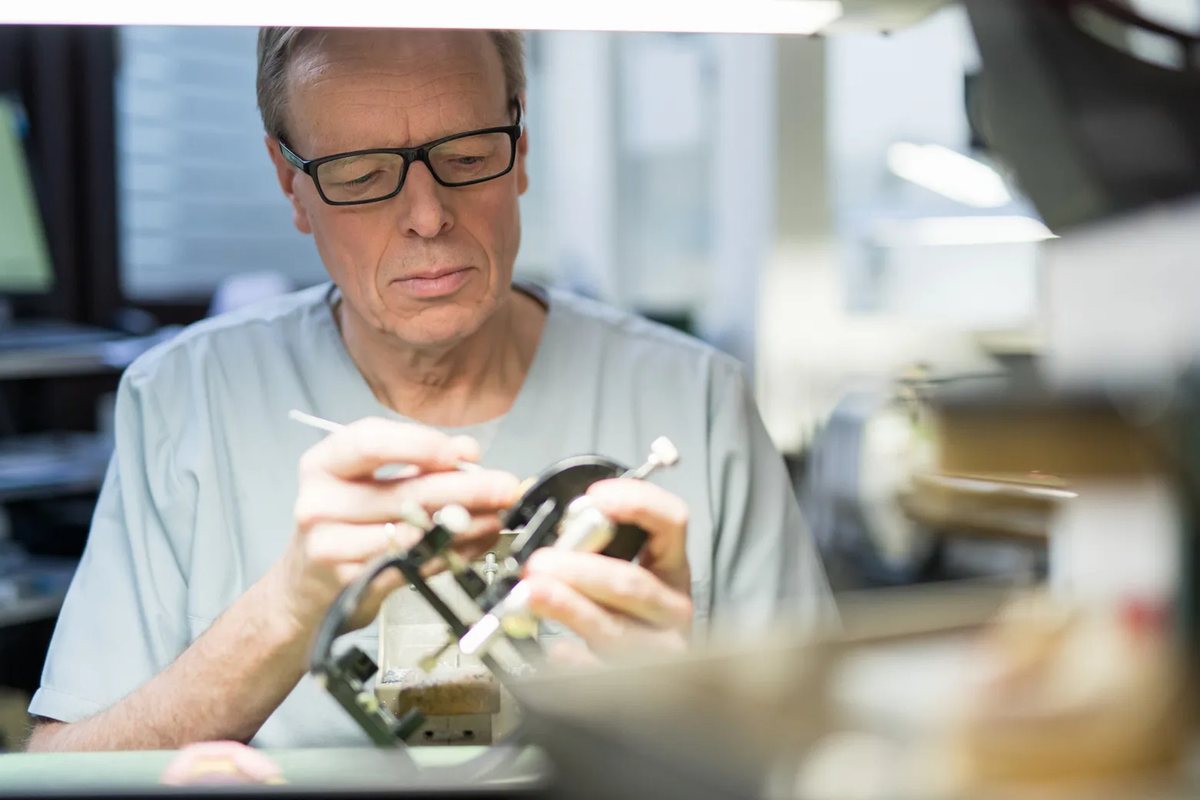 Zahntechniker bei der Arbeit am Modell im Praxislabor